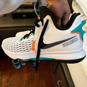 Nike Men’s Lebron Witness V Basketball Shoe.
